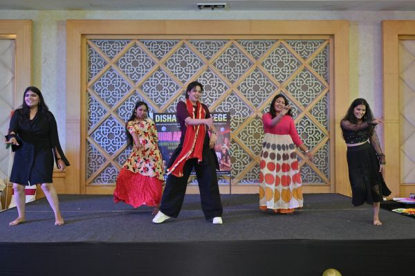 GROUP DANCE BY GIRLS